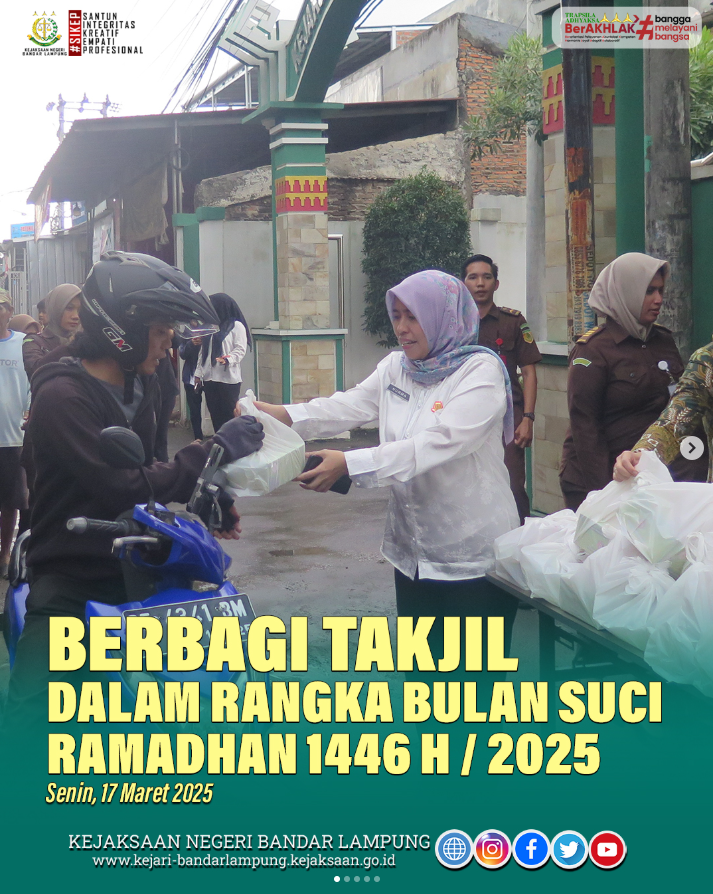 Kejari Bandar Lampung menggelar kegiatan berbagi takjil dalam rangka bulan suci Ramadhan 1446 Hijriah