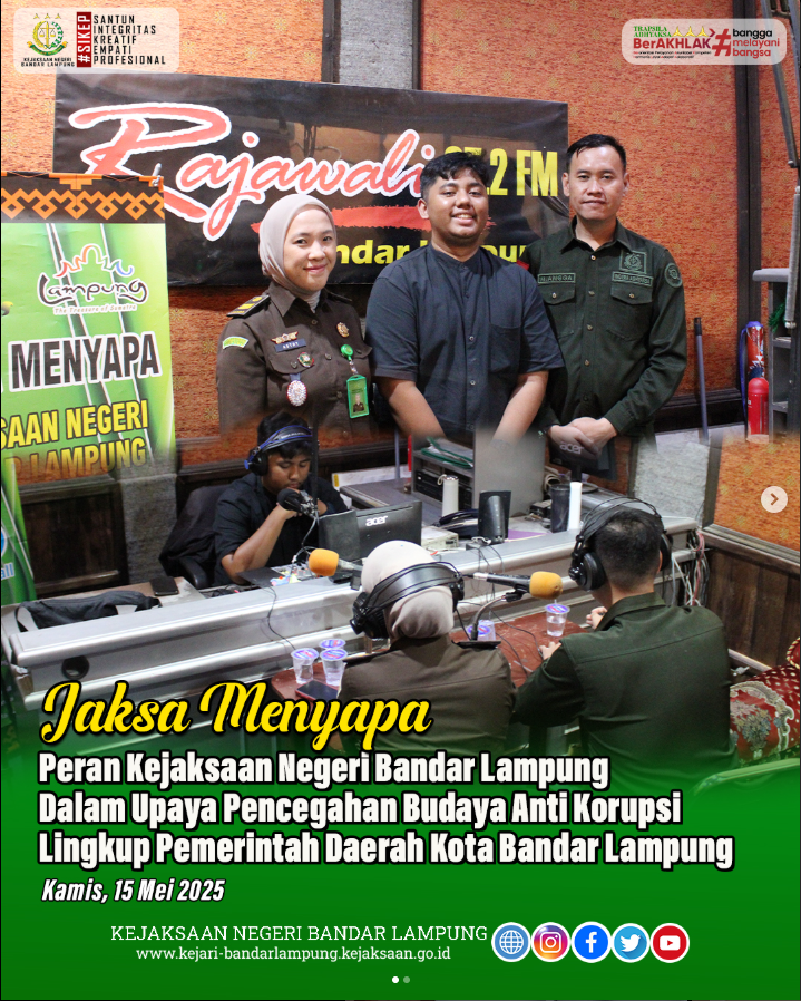 Kejaksaan Negeri Bandar Lampung kembali hadir dalam program "Jaksa Menyapa" yang disiarkan secara langsung melalui Radio Rajawali 95,2 FM. Kegiatan ini merupakan sarana komunikasi terbuka antara Kejaksaan dan masyarakat. Kegiatan dilaksanakan pada Kamis, 15 Mei 2025. Dengan mengangkat tema “Peran Kejaksaan Negeri Bandar Lampung dalam Upaya Pencegahan dan Budaya Anti Korupsi Lingkup Pemerintah Daerah Kota Bandar Lampung,” program ini mencerminkan komitmen Kejaksaan dalam mendorong transparansi dan memberikan edukasi hukum secara berkelanjutan.